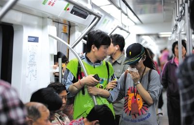 地鐵14號(hào)線，一名乘客正在車廂內(nèi)飲食。