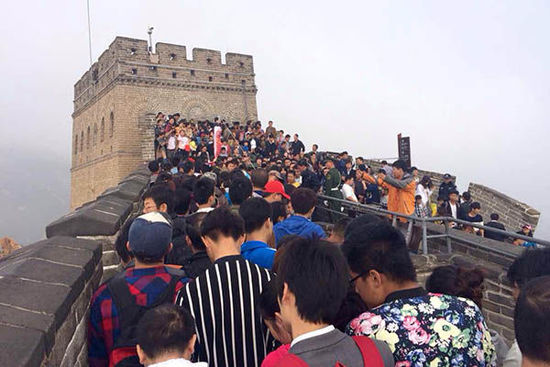 北京八達嶺長城，游客在長城上艱難移動。