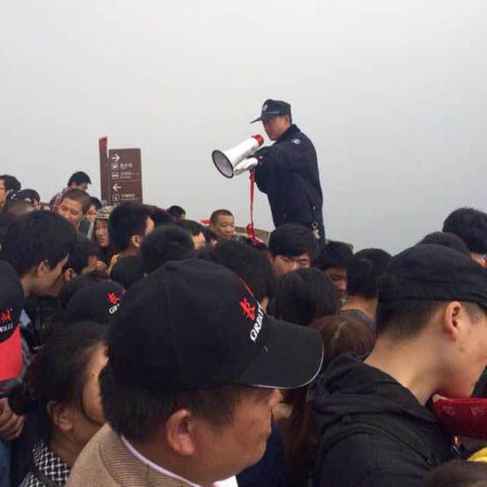 八達嶺長城上保安在維持秩序。