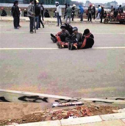 14日，沖突現(xiàn)場，幾名頭戴鋼盔的人被捆綁著。圖/東方IC
