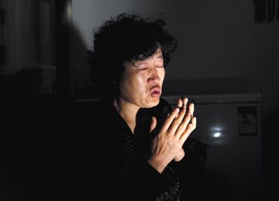 昨日,呼格吉勒?qǐng)D的媽媽尚愛(ài)云在內(nèi)蒙古呼市家中講述這些年來(lái)的上訪經(jīng)歷。本版圖片/新京報(bào)記者 郭鐵流