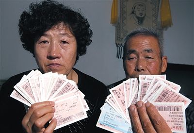 尚愛(ài)云夫婦展示上訪留下的車票,這些只是一部分。
