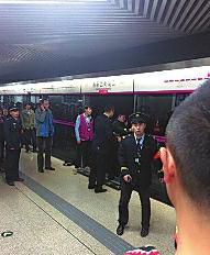昨日18時57分，北京地鐵5號線惠新西街南口一女子遭遇不幸。昨晚9時記者在中日友好醫(yī)院發(fā)現(xiàn)女子已不幸身亡，女子遇險是被夾在安全門和地鐵門中間，列車啟動后掉下站臺。