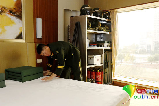 　11月7日，一名武警官兵在APEC駐地中國大飯店的房間內(nèi)整理內(nèi)務(wù)。