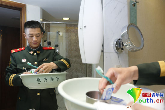 駐守APEC駐地中國大飯店的武警官兵將自己平時(shí)使用的臉盆、毛巾等帶到酒店房間。