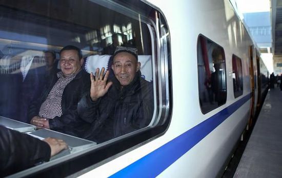 11月16日，旅客乘坐從烏魯木齊南站首發(fā)的D8602次列車。