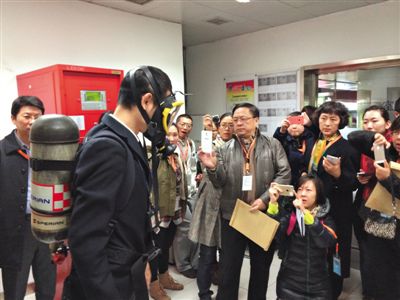 昨天，地鐵4號(hào)線北京南站站，地鐵工作人員為人大代表演示應(yīng)急氧氣瓶佩戴方式。新京報(bào)記者