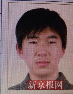 犯罪嫌疑人李小龍，27歲，唐山樂亭人。村干部說李小龍經(jīng)常把自己關(guān)在家里