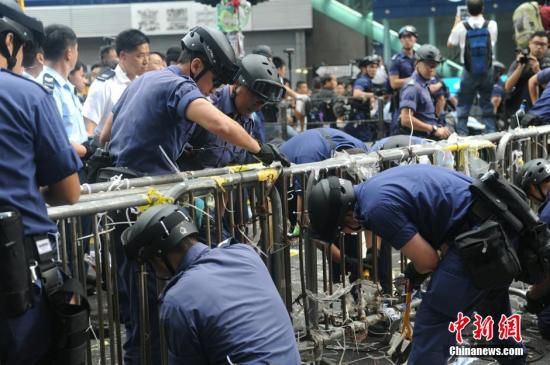 11月26日，香港法庭執(zhí)達(dá)主任在旺角彌敦道執(zhí)行禁制令，清除非法障礙物，后因受阻而要求警方協(xié)助執(zhí)行。