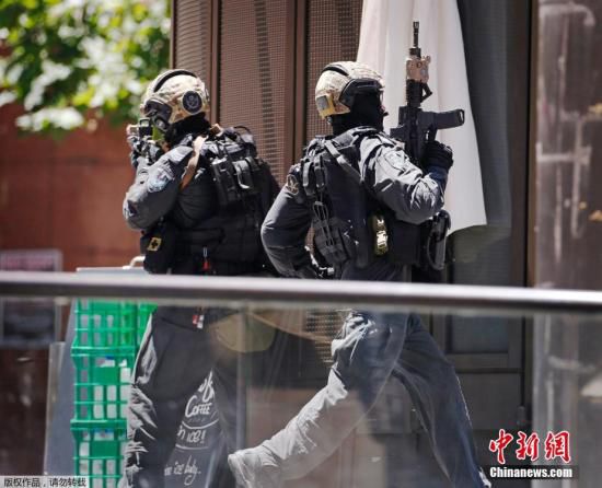 目前咖啡館已經(jīng)關(guān)閉，警方，包括全副武裝的特警隊已經(jīng)將咖啡館包圍。