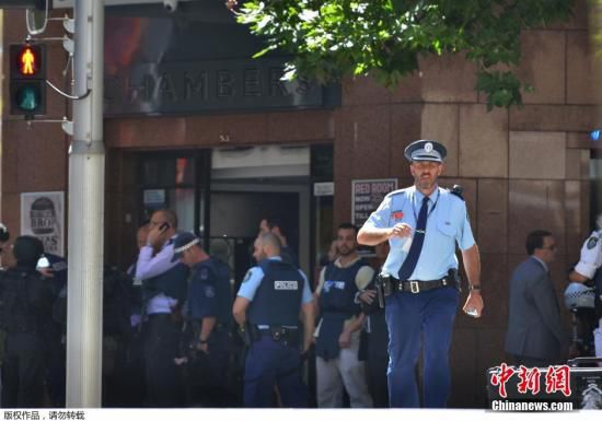 發(fā)生人質(zhì)劫持的咖啡屋位于馬丁廣場，是悉尼市最為繁忙的中央商業(yè)區(qū)。