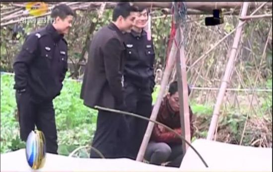 一個(gè)見(jiàn)習(xí)警官，一個(gè)二級(jí)警司，和一個(gè)便衣人員站在菜地里笑。