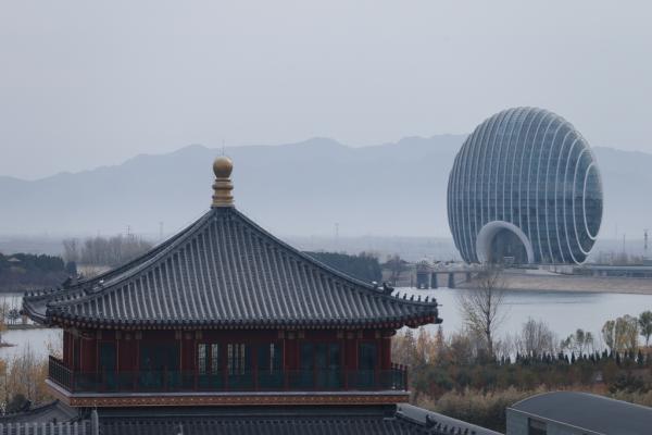 　因APEC會(huì)議籌備，雁棲湖景區(qū)于10月25日關(guān)閉至11月14日重新開(kāi)放。 劉行喆 澎湃資料