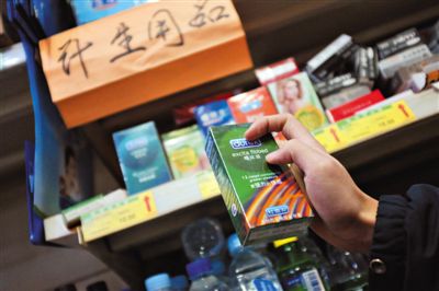 清苑路“世紀(jì)華聯(lián)超市清友園店”的貨架上，擺放著購(gòu)自網(wǎng)店的“高仿”避孕套。
