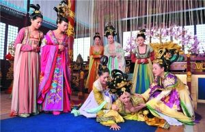 戲里一眾妃嬪的裝扮都相當(dāng)“吸睛”。