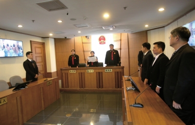昨日，鄒恒甫及北大有關(guān)負責人并未到庭，圖為法官正在進行宣判。