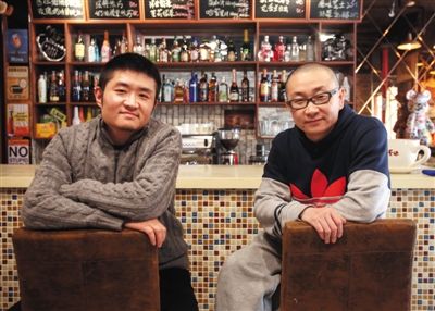 　14日，西安交通大學(xué)路66號(hào)公路咖啡館，苗阜（左）、王聲（右）兩位青年相聲演員今年將第一次登上春晚