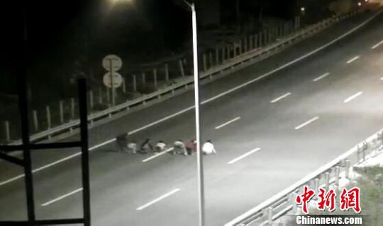 孩子們將高速公路當(dāng)成跑道賽跑。　警方供圖　攝