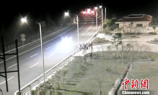 看到車(chē)輛經(jīng)過(guò)，孩子們便急忙跑到一旁的花圃上。　警方供圖　攝