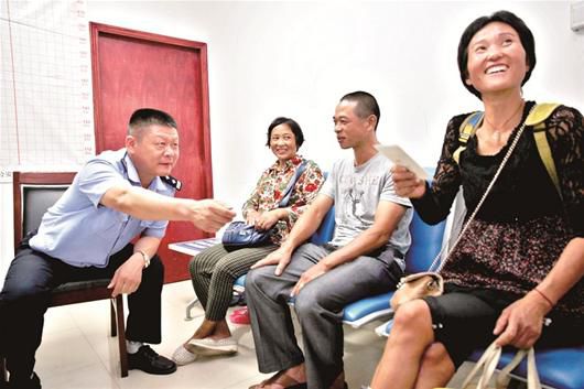 在民警的幫助下，流浪婦女右一與親人相聚