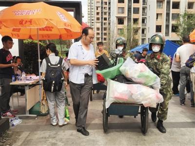 9月8日，天津?yàn)I海海港城小區(qū)，武警幫助居民搬東西。