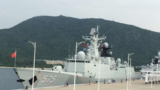 中國(guó)海軍艦艇編隊(duì)12日上午從三亞起航，參加“和平友誼-2015”中馬兩軍首次實(shí)兵聯(lián)演。