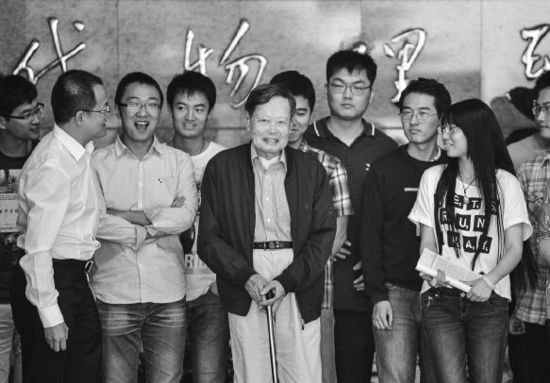 楊振寧與中國(guó)科大的同學(xué)合影。