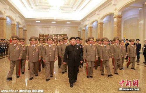 資料圖：朝鮮最高領(lǐng)導(dǎo)人金正恩此前參謁錦繡山太陽(yáng)宮的情景。