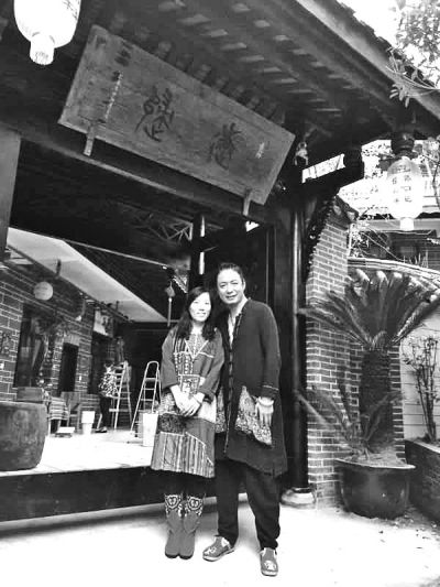 顧少強和丈夫在自己的客棧前合影,作為結(jié)婚照。照片由受訪者提供