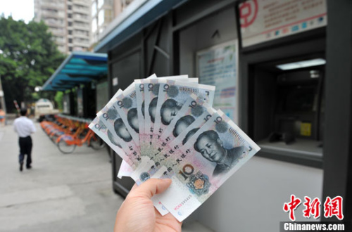 “如果是千元左右的跨行轉(zhuǎn)賬，都會(huì)先充值到支付寶，然后再轉(zhuǎn)到相應(yīng)銀行賬戶中”，肩負(fù)3000多元月供的北京白領(lǐng)小李告訴中新網(wǎng)記者，這樣操作起來方便、省時(shí)，還免去下載好幾個(gè)銀行客戶端的麻煩。