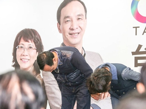國(guó)民黨明天下午將召開(kāi)臨時(shí)中常會(huì)，決定由誰(shuí)擔(dān)任代理主席。圖為朱立倫與王如玄上午到競(jìng)選總部，向支持自己競(jìng)選的志工們一一致意，感謝他們的陪伴。圖片來(lái)源：臺(tái)灣《聯(lián)合報(bào)》