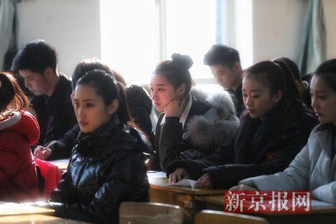 主持系考生正在備考區(qū)等待考試。
