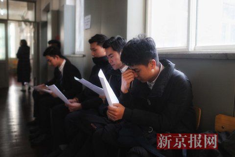 主持系考生正在備考區(qū)等待考試。
