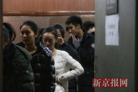 音樂劇系考生在備考區(qū)域等待考試。新京報記者 周崗峰 攝