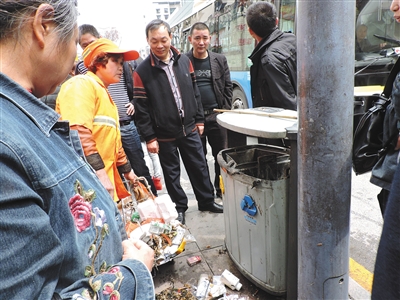 四川達(dá)州市通川區(qū)一垃圾桶，被搶槍支在此被找到。