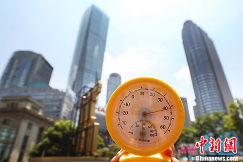 7月26日中午12點(diǎn)39分，南京街頭高溫逼人，用溫度計(jì)測(cè)量的實(shí)時(shí)溫度超過(guò)40攝氏度。 中新社記者 泱波 攝
