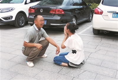 一位來(lái)自山西的父親，在燕郊找到陷入傳銷組織的女兒，當(dāng)街痛哭，求女兒回家