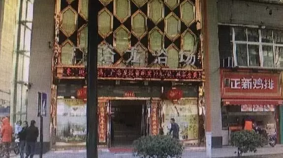 張阿姨說，附近柜臺一名工作人員，說什么也不讓她在這塊走廊哄孫女，幾句不和，雙方吵了起來。