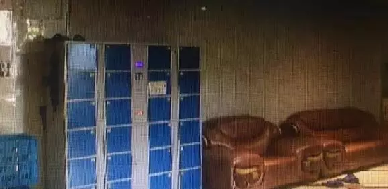 事后一家在浴場里燃放爆竹？