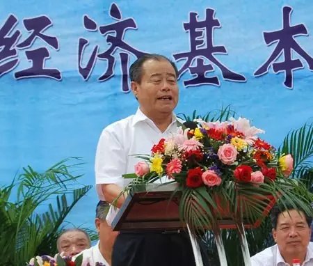 信發(fā)集團發(fā)展成為一家集發(fā)電、供熱、氧化鋁、電解鋁、碳素、燒堿、聚氯乙烯、電石、鋁深加工等產業(yè)于一體的現(xiàn)代化大型企業(yè)集團，位于山東聊城茌平縣。2016年10月，信發(fā)集團董事局主席張學信在接受山東商報采訪時表示，44年企業(yè)沒有一名員工離職。