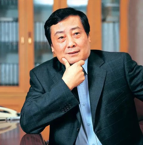 靠一瓶一瓶賣水發(fā)家的娃哈哈董事長宗慶后曾接受《環(huán)球時報》采訪表示，企業(yè)家社會責任除了體現(xiàn)在為社會創(chuàng)造財富，解決更多就業(yè)，以及增加稅收貢獻，再者就是要把員工照顧好，讓員工在企業(yè)發(fā)展，收入生活水平提高。