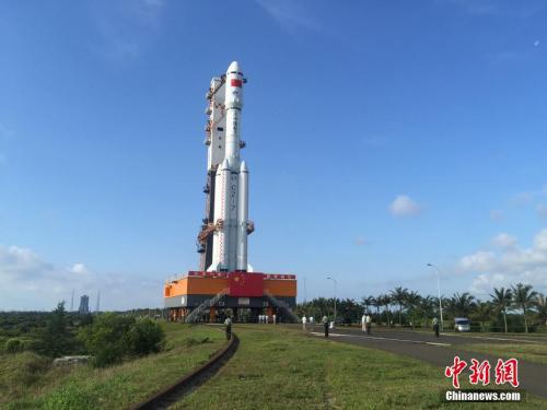 4月17日7時(shí)30分，承載著長(zhǎng)征七號(hào)遙二運(yùn)載火箭與天舟一號(hào)貨運(yùn)飛船組合體的活動(dòng)發(fā)射平臺(tái)，垂直轉(zhuǎn)運(yùn)至發(fā)射區(qū)，標(biāo)志著“天舟一號(hào)”飛行任務(wù)正式進(jìn)入發(fā)射階段。閆寧 攝
