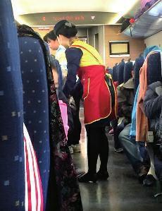 高鐵盒飯價格過高問題，近年來已成為社會熱點話題。高鐵盒飯價格緣何居高不下呢？究竟是盒飯企業(yè)壟斷化經(jīng)營，還是盒飯的成本高？這都需要高鐵相關(guān)部門公開透明，算出明細賬。