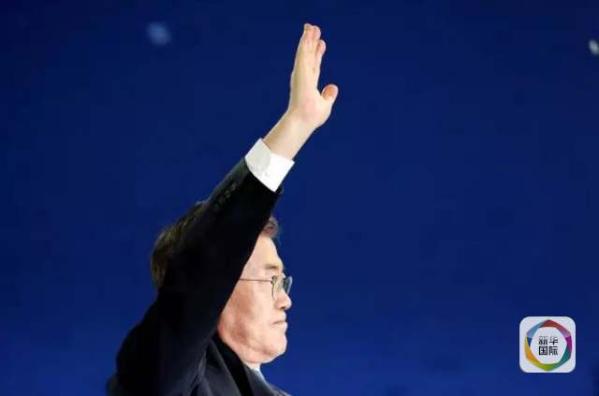 目前民調(diào)領(lǐng)先的共同民主黨候選人文在寅方面當(dāng)天上午表示，強行在星州部署“薩德”的做法“無視國民意愿和程序”，實際上切斷了下屆政府針對“薩德”相關(guān)政策的判斷余地。