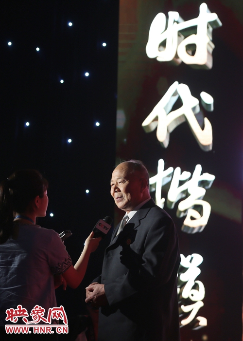河南鄧州“編外雷鋒團(tuán)”團(tuán)長(zhǎng)宋清梅，在“時(shí)代楷模”發(fā)布廳接受中央媒體現(xiàn)場(chǎng)采訪。