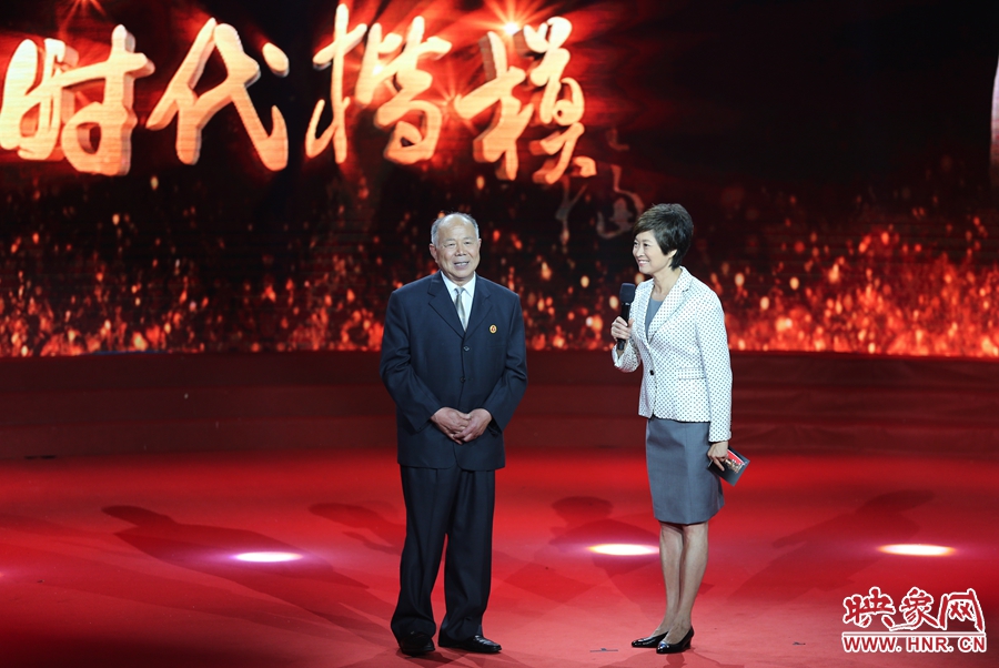河南鄧州“編外雷鋒團(tuán)”團(tuán)長(zhǎng)，在“時(shí)代楷?！卑l(fā)布廳接受敬一丹訪問。