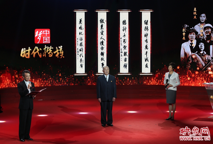 朗誦者現(xiàn)場(chǎng)朗誦贊河南鄧州“編外雷鋒團(tuán)”的楹聯(lián)。