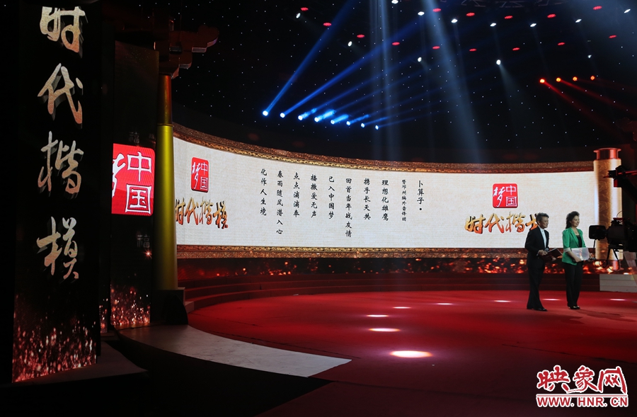 朗誦者朗誦贊河南鄧州“編外雷鋒團(tuán)”詩(shī)文。
