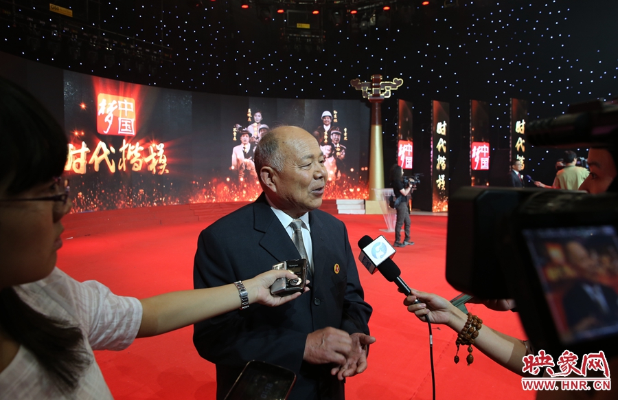 河南鄧州“編外雷鋒團(tuán)”團(tuán)長(zhǎng)宋清梅接受媒體采訪。