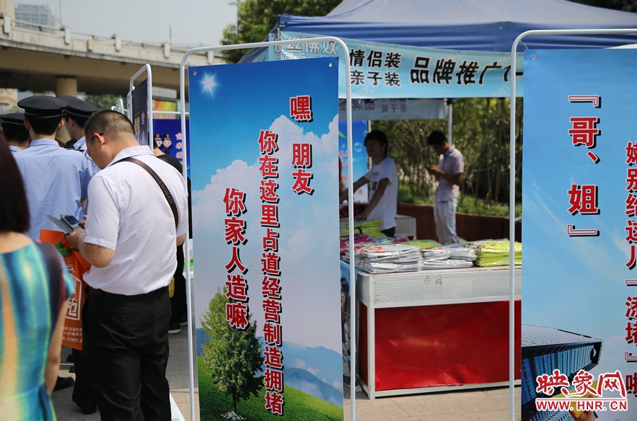 你在這里占道經營“你家人造（知道）嘛？”